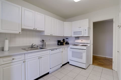 Comfort Apartment, 3 Bedrooms, Balcony, City View | Private kitchen | Fridge, microwave, oven, dishwasher