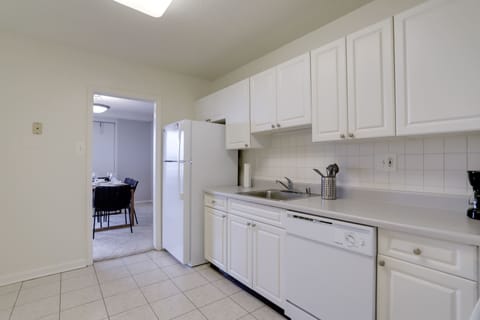 Comfort Apartment, 3 Bedrooms, Balcony, City View | Private kitchen | Fridge, microwave, oven, dishwasher