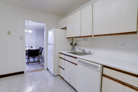 Business Apartment, 3 Bedrooms, City View | Private kitchen | Fridge, oven, dishwasher, coffee/tea maker