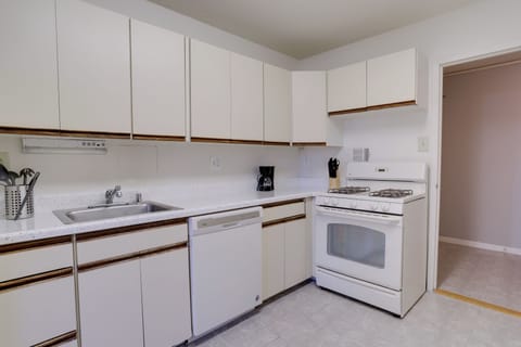 Business Apartment, 3 Bedrooms, City View | Private kitchen | Fridge, oven, dishwasher, coffee/tea maker