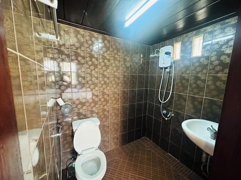 Superior Double Room, Balcony, City View | Bathroom | Shower, towels, soap, toilet paper