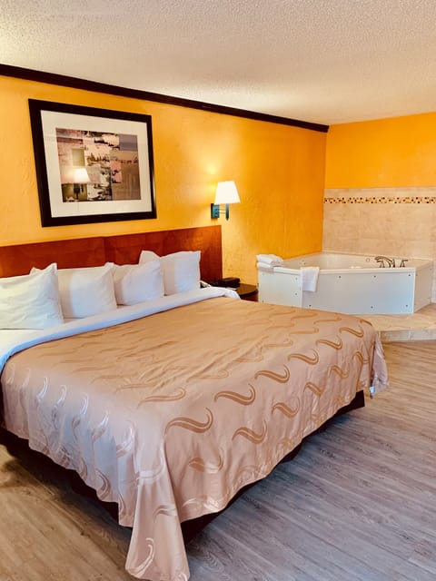 Deluxe Room, 1 King Bed, Non Smoking, Hot Tub | In-room safe, desk, laptop workspace, blackout drapes