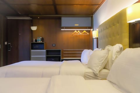 Deluxe Room | In-room safe, desk, laptop workspace, soundproofing