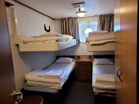 Quadruple Cabin on Boat | Free WiFi, bed sheets