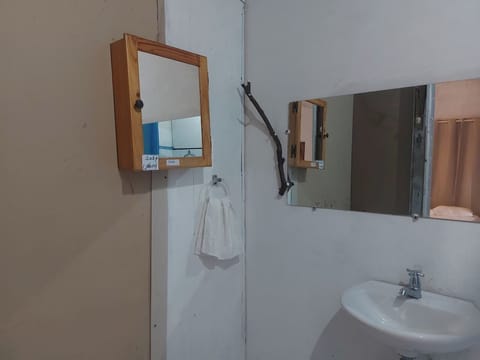 Family Single Room | Bathroom | Free toiletries, soap, toilet paper