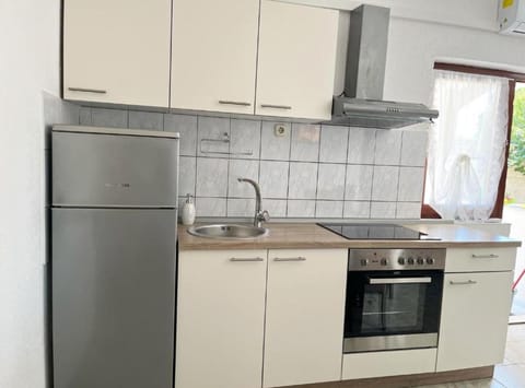 Apartment (One Bedroom Apartment with Balcony (3) | Private kitchen | Fridge