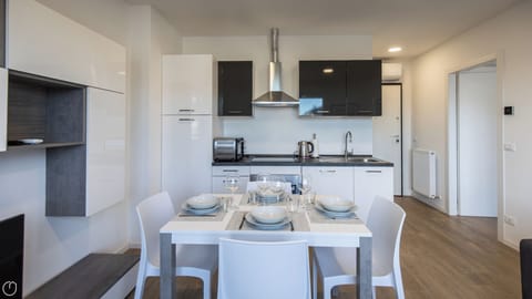 Apartment (1 Bedroom) | Private kitchenette | Fridge, microwave, oven, dishwasher