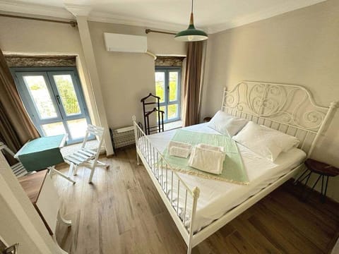 Deluxe Room | Iron/ironing board, free WiFi