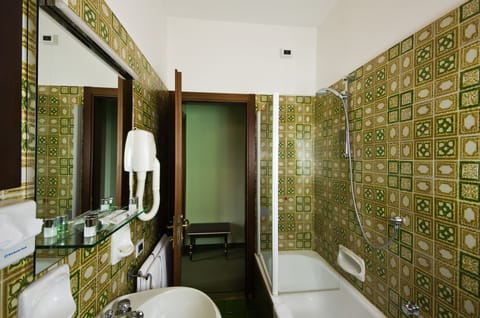 Loft | Bathroom | Combined shower/tub, free toiletries, hair dryer, bidet