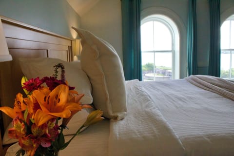 Deluxe Room, 1 King Bed, Ocean View | Individually decorated, individually furnished, iron/ironing board