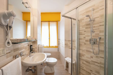 Double Room, Balcony | Bathroom | Shower, hair dryer, bidet, towels