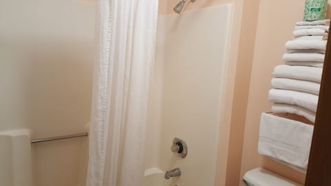 Deluxe Double Room | Bathroom shower