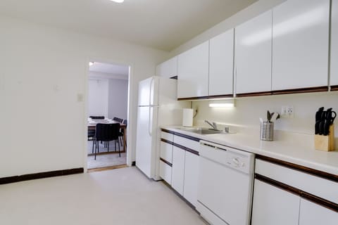 Comfort Apartment, 3 Bedrooms, City View | Private kitchen | Fridge, microwave, oven, dishwasher