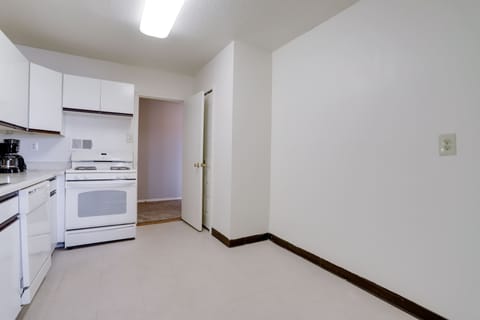 Comfort Apartment, 3 Bedrooms, City View | Private kitchen | Fridge, microwave, oven, dishwasher