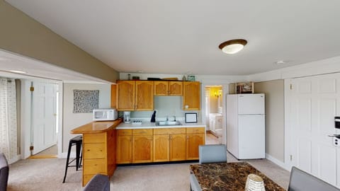 Captain’s Suite 2 Bedrooms, Lake View | Private kitchen