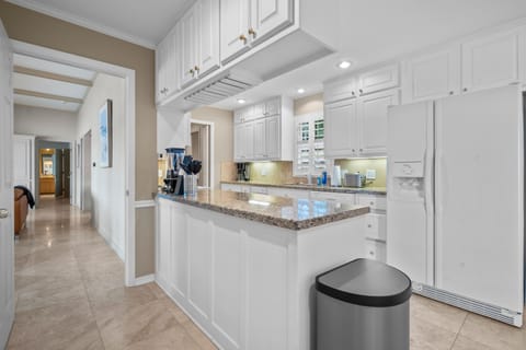 Bright modern kitchen!