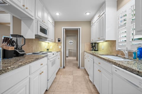 Bright modern kitchen, granite counter tops and all modern appliances!