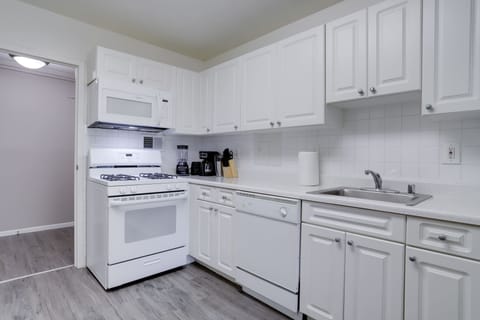 Comfort Apartment, 2 Bedrooms, Balcony, City View | Private kitchen | Fridge, microwave, oven, dishwasher