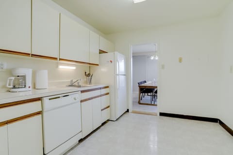 Business Apartment, 2 Bedrooms, Balcony, Park View | Private kitchen | Fridge, microwave, oven, dishwasher