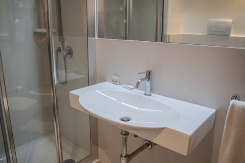 Superior Double Room | Bathroom | Combined shower/tub, hair dryer, bidet, towels