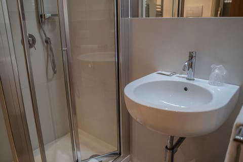 Superior Single Room | Bathroom | Combined shower/tub, hair dryer, bidet, towels