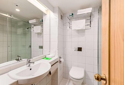 Standard Studio, Non Smoking | Bathroom | Towels, soap, shampoo, toilet paper