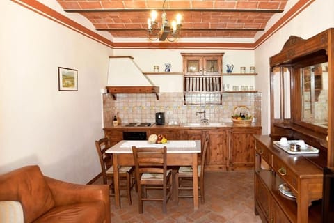 La casa del boscaiolo | Private kitchen | Full-size fridge, oven, stovetop, dishwasher