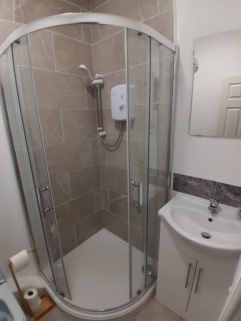 Standard Double Room | Bathroom | Hair dryer, towels, soap, shampoo