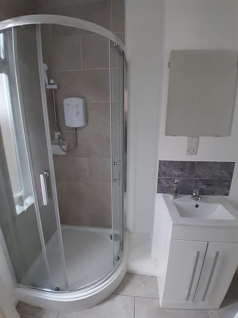 Standard Double Room | Bathroom | Hair dryer, towels, soap, shampoo