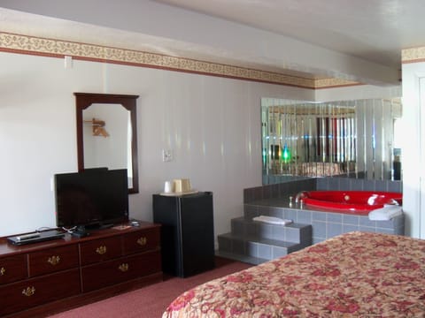Deluxe Room, 1 King Bed, Smoking (Whirlpool Tub) | Free WiFi, bed sheets