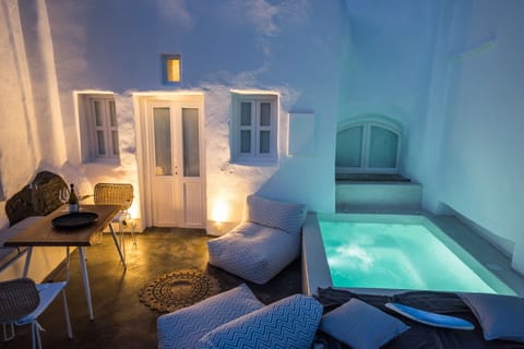 Artemis Suite with Outdoor heated Jacuzzi & Caldera View | Terrace/patio