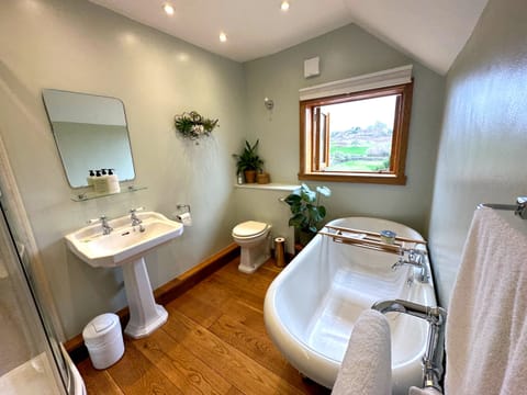 Luxury Double Room, Ensuite (Legges Hill Room) | Bathroom | Soap, shampoo, toilet paper