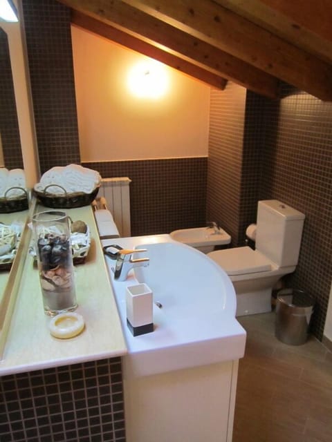 Quadruple Room | Bathroom | Free toiletries, hair dryer, bidet, towels