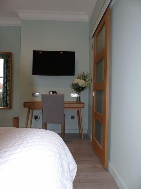 Comfort Single Room | Individually decorated, desk, laptop workspace, free WiFi