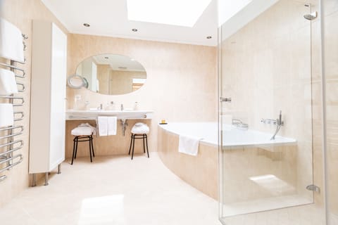 Junior Suite | Bathroom | Hair dryer, towels