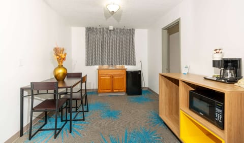 Studio Suite, 1 King Bed, Non Smoking | In-room safe, desk, iron/ironing board, free cribs/infant beds