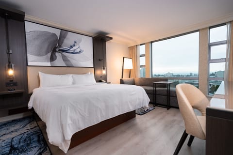 Premium bedding, in-room safe, desk, blackout drapes