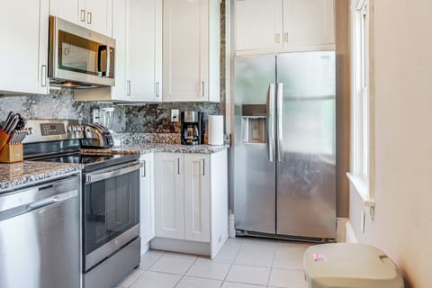 Apartment (2 Bedrooms) | Private kitchen | Microwave, oven, stovetop, dishwasher