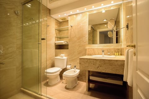 Executive Suite | Bathroom | Shower, free toiletries, hair dryer, towels