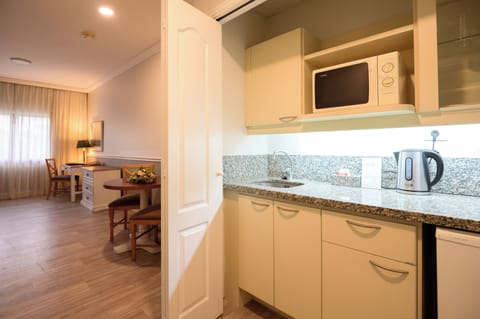 Executive Suite | Private kitchen | Microwave, cookware/dishes/utensils