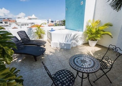 Deluxe Suite, 1 King Bed, Jetted Tub, City View | Terrace/patio