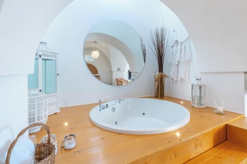 Suite Fico | Bathroom | Free toiletries, hair dryer, bidet, towels