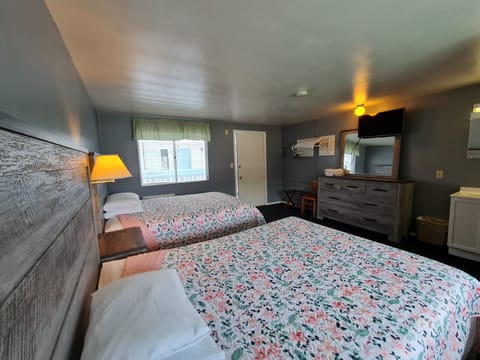 Standard Room, 1 Queen and 1 Double Bed, Kitchenette | WiFi, bed sheets