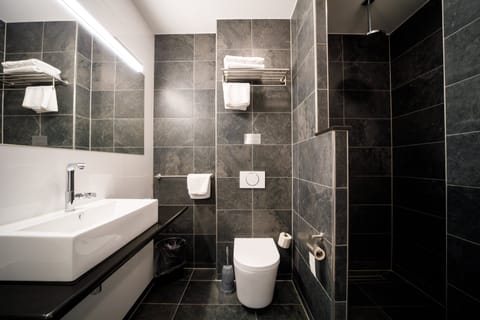 Deluxe Double Room, 1 King Bed | Bathroom | Shower, free toiletries, towels