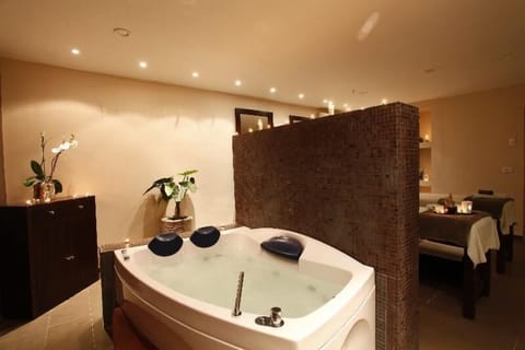 Couples treatment rooms, sauna, spa tub, steam room, Turkish bath