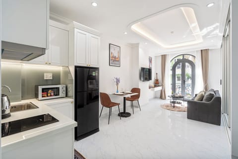 Premier Suite Balcony - Street view | Private kitchen | Fridge