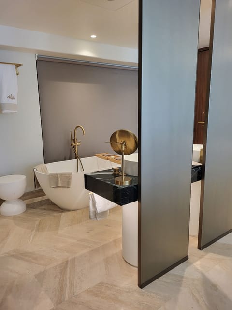 Premium Panorama Suite with view to Temple of Olympian Zeus | Bathroom | Eco-friendly toiletries, hair dryer, bathrobes, slippers