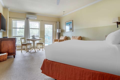STUDIO 1 KING BAY VIEW | In-room safe, blackout drapes, iron/ironing board, free WiFi