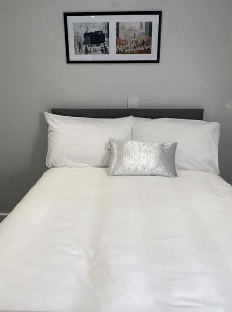 Basic Double Room | Soundproofing, iron/ironing board, free WiFi, bed sheets