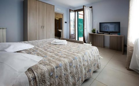 Desk, laptop workspace, free WiFi